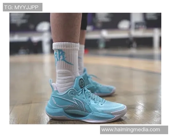 足球球星如何选择搭配球袜与球鞋的技巧与背后意义解析